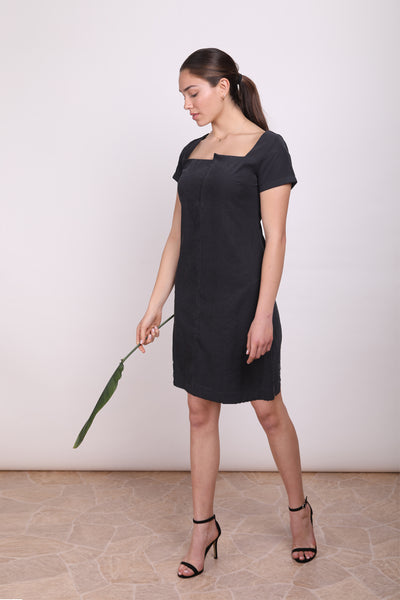 שמלה שחורה עם מחשוף אסימטרי - פלס