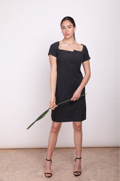 שמלה שחורה עם מחשוף אסימטרי - פלס