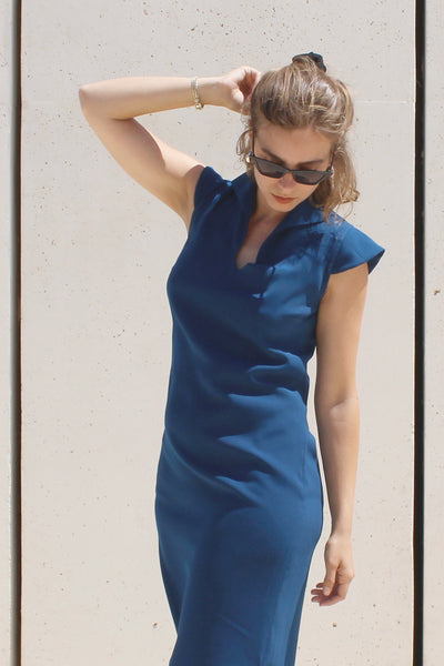 שמלת  קיץ כחולה עם מחשוף מפוסל - לינוי